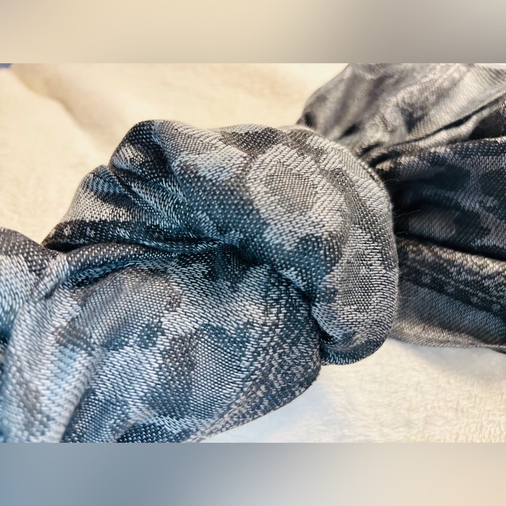 Pashmina patterned in black and gray animal print with Fringe New